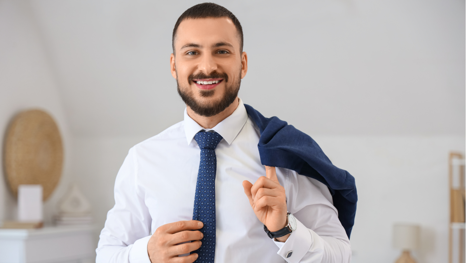 חליפה עם עניבה