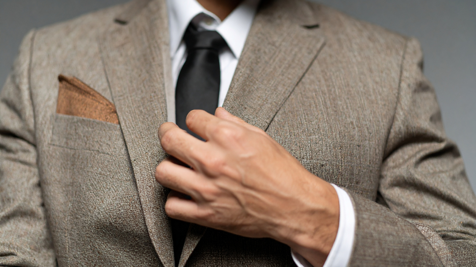 חליפה עם עניבה